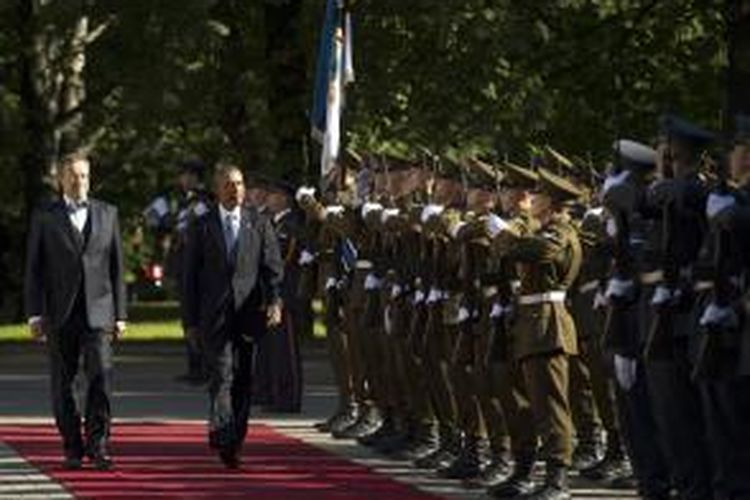 Presiden AS Barack Obama dan Presiden Estonia Toomas Hendrik Ilves melintasi barisan kehormatan di ibu kota Tallinn. Obama berkunjung ke Estonia sebelum menghadiri KTT NATO di Wales.