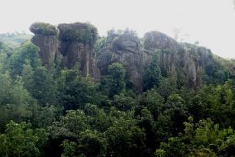 Batu Solor masih tersusun rapi dan berdiri tegak di tengah perbukitan di Desa Solor, Kecamatan Cermee, Kabupaten Bondowoso, Jawa Timur.