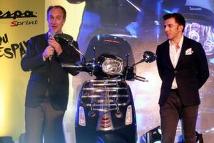 Alessandro Del Piero (kanan) saat meluncurkan Vespa Sprint di Vietnam.