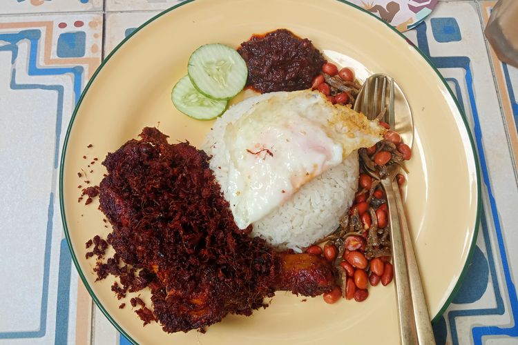 Makanan berat yang juga wajib dicoba di Old Shanghai Sedayu City adalah nasi lemak Ponggol.