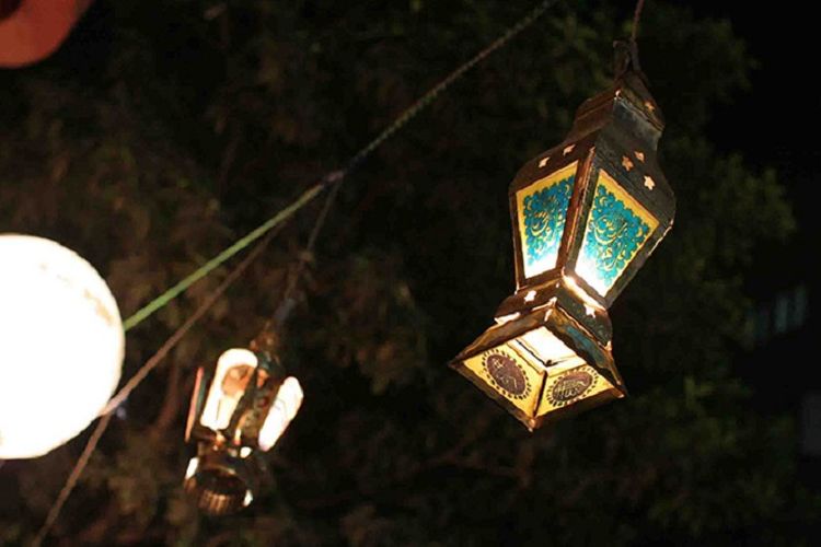 Dekorasi lentera di rumah selama bulan Ramadhan.