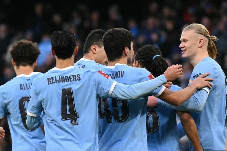 Para pemain Manchester City merayakan gol kontra Exeter City pada laga babak ketiga Piala FA di Stadion Etihad, Sabtu (10/1/2026).