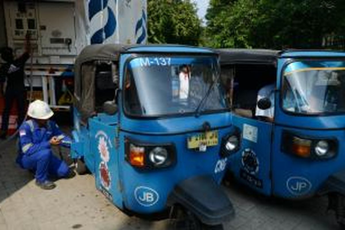 Angkutan umum jenis bajaj mengisi bahan bakar di stasiun pengisian bahan bakar gas (SPBG) bergerak milik PT Perusahaan Gas Negara di area Monumen Nasional, Jakarta, beberapa waktu lalu.