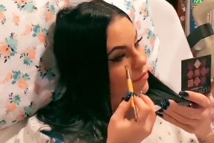 Video viral ibu masih kuat bersolek dalam proses persalinan diunggah oleh akun TikTok @merkmenace dengan judul ?Touch up at 10cm?.
