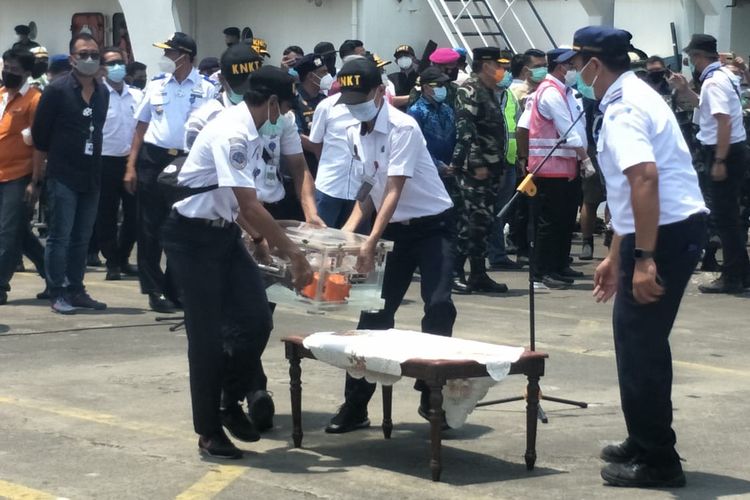 KNKT officials bring out the black box CVR (Cockpit Voice Recorder) for Sriwijaya Air Flight SJ182 on Tuesday (31/3/2021), nearly three months after the airline crashed near the Thousand Islands off Jakarta on Saturday (9/1/2021)