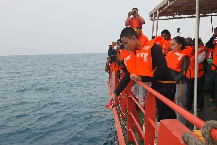 Operasi SAR Ditutup, Keluarga Jurnalis yang Hilang Gelar Tabur Bunga di Selat Sunda