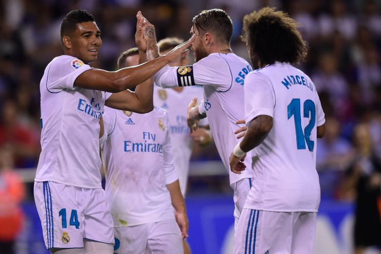 Para pemain Real Madrid merayakan gol Casemiro ke gawang Deportivo La Coruna pada pertandingan La Liga di Stadion Riazor, Minggu (20/8/2017).