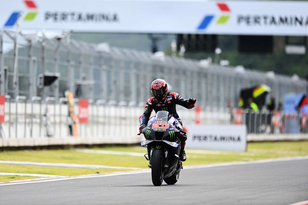 Pebalap Monster Energy Yamaha Fabio Quartararo melaju di pitlane saat sesi latihan bebas 4 (FP4) MotoGP seri Pertamina Grand Prix of Indonesia 2022 di Pertamina Mandalika International Street Circuit, Lombok Tengah, NTB, Sabtu (19/3/2022). Quartararo merebut pole position dan berhak start terdepan pada balapan MotoGP seri kedua 2022 di hari Minggu (20/3) setelah mencatatkan waktu tercepat 1 menit 31,067 detik diikuti dua pembalap Pramac Racing Jorge Martin dan Johann Zarco.