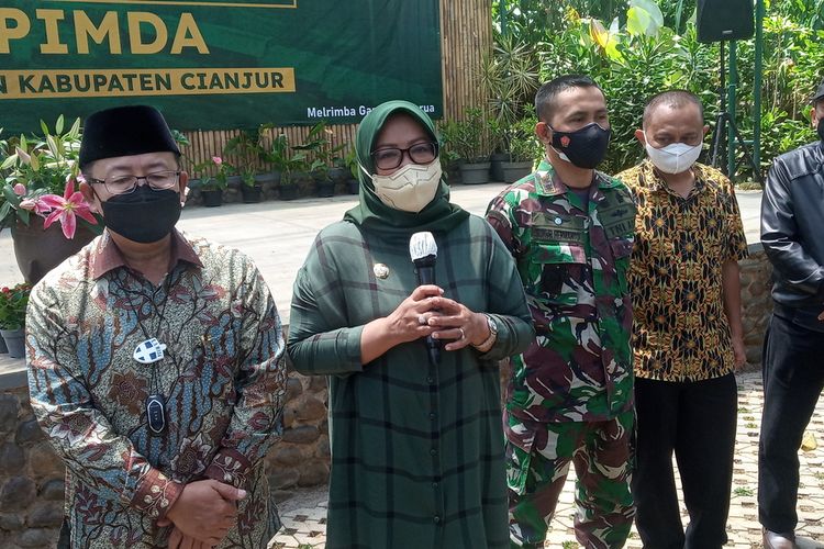 Forum Komunikasi Pimpinan Daerah (Forkopimda) Kabupaten Bogor dan Kabupaten Cianjur saat melakukan pertemuan membahas evaluasi uji coba ganjil-genap di Puncak Bogor, Jawa Barat, Sabtu (18/9/2021).