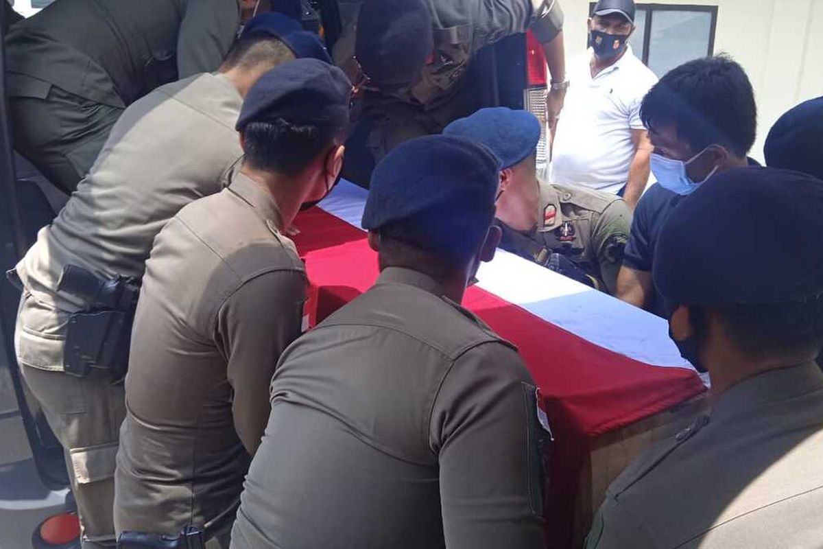 Jenazah Bharada Muhammad Kurniadi Sutio yang gugur ditembak KKB di Distrik Kiwirok, Kabupaten Pegunungan Bintang, Papua, tiba di RS Bhayangkara Jayapura, Papua, Minggu (26/9/2021)