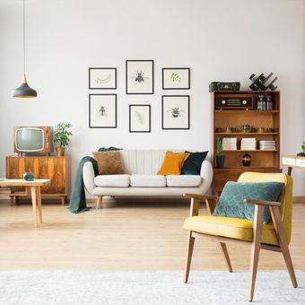 Ilustrasi ruang keluarga dengan furnitur dan lantai kayu.