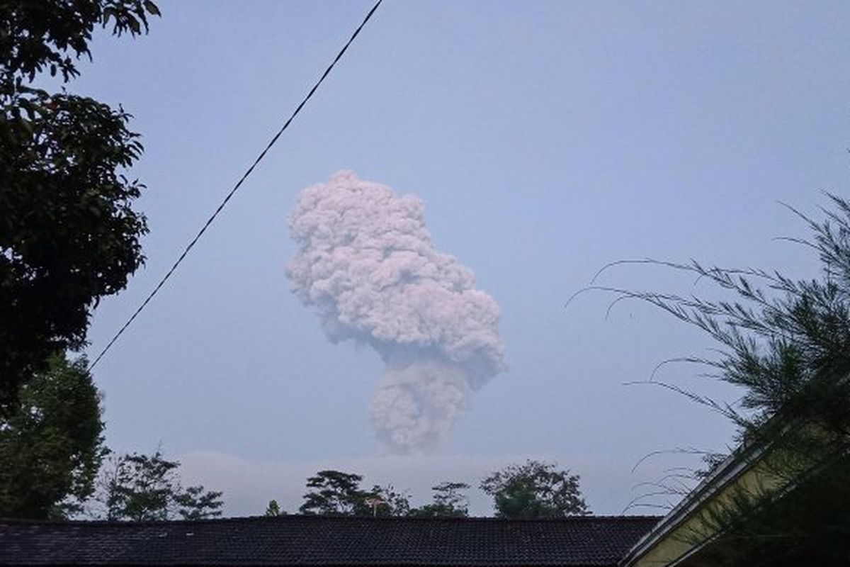 ERUPSI GUNUNG MERAPI. Letusan Gunung Merapi terlihat dari Musuk, Boyolali, Jawa Tengah, Selasa (3/3/2020). Gunung Merapi meletus pada pukul 05.22 WIB dengan tinggi kolom 6000 meter dengan status waspada. ANTARA FOTO/Irma/pras.