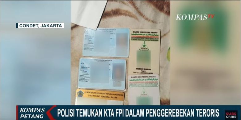 Polisi temukan kartu anggota FPI saat penggeledahan rumah terduga teroris di Condet, Jakarta Timur.