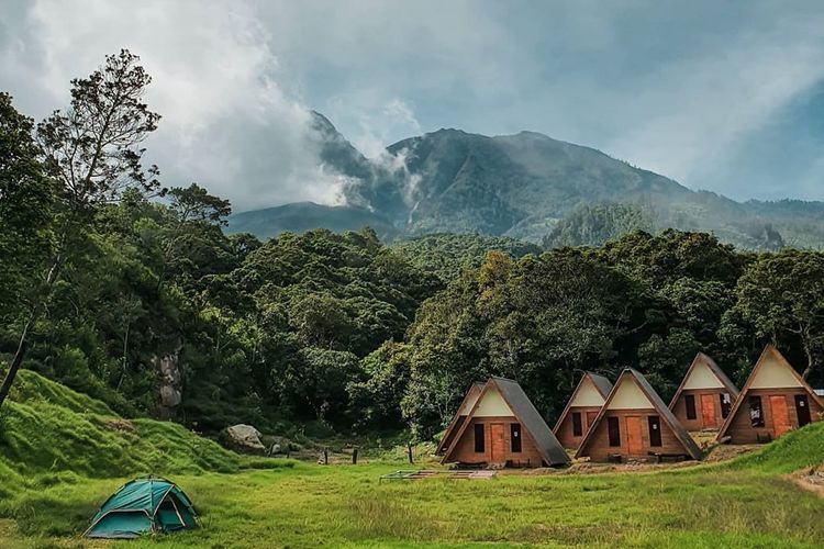 Menginap di camp Sakura Hills Tawangmangu, berlatarkan pemandangan indah Gunung Lawu, Jawa Tengah.