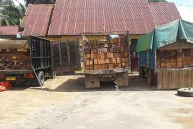 Tiga unit truk bermuatan kayu yang diamankan di Mapolsek Tayan Hulu, Kabupaten Sanggau, Kalimantan Barat