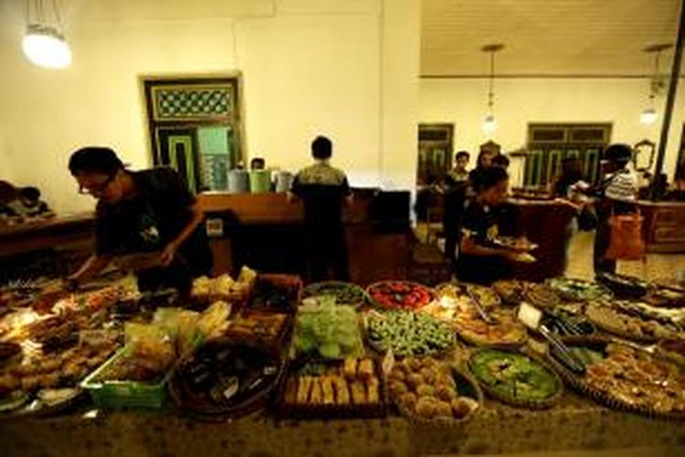 Angkringan Jogja Automotive Community (JAC) yang terletak di nDalem Pakuningratan, Yogyakarta. Angkringan menyajikan hidangan khas Yogyakarta dan ragam minuman rempah. 
