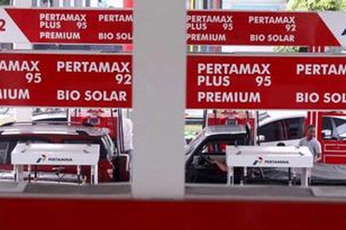 Aktivitas pengisian bahan bakar minyak (BBM) di Stasiun Pengisian Bahan Bakar Umum (SPBU) 34-10206, Jakarta.