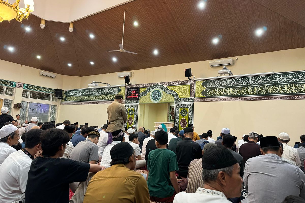 Suasana tarawih pertama di Masjid Nurul Amal, Jalan AUP, Pasar Minggu, Jakarta Selatan, Senin (11/2/2024).