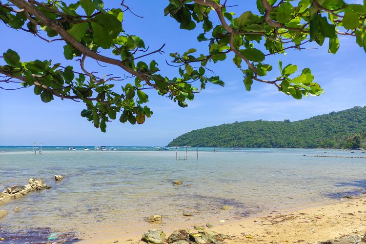 Pantai Annora di Karimunjawa yang indah.