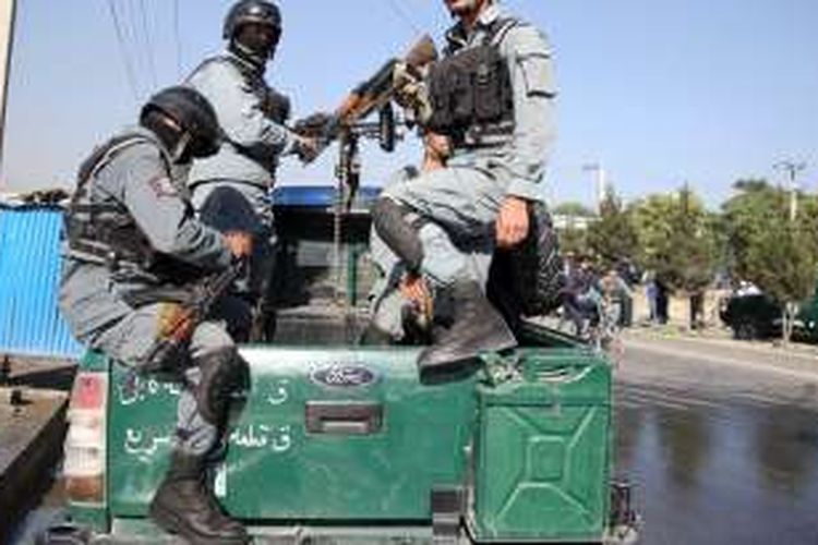 Polisi Afganistan bersiap meninggalkan lokasi ledakan di Kabul, Senin (20/6/2016). Ledakan bom bunuh diri Taliban menyebabkan 14 anggota pasukan keamanan Nepal tewas.