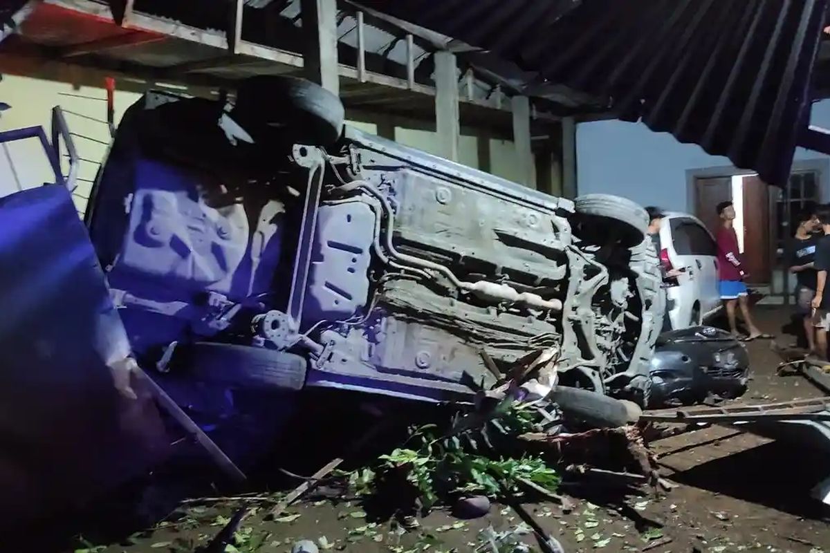 Sebuah mobil mengalami kecelakaan tunggal dengan menabrak teras rumah warga di Jalan raya Trenggalek-Tulungagung, Desa Ngetal, Kecamatan Pogalan Kabupaten Trenggalek, Jawa Timur, pada Rabu (6/5/2026) malam