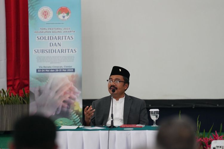 Pemikir kebangsaan Sukidi saat berbicara dalam acara temu pastoral Keuskupan Agung Jakarta, di Cipanas, Jawa Barat, Selasa (23/5/2023).
