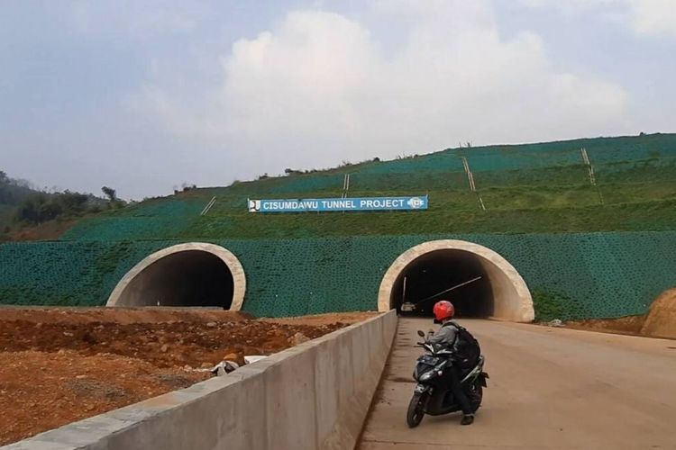 Terowongan Tol Cisumdawu di wilayah Kecamatan Pamulihan, Sumedang telah tersambung dan rampung dibangun. Namun, di trase lain masih terkendala pembebasan lahan. AAM AMINULLAH/KOMPAS.com