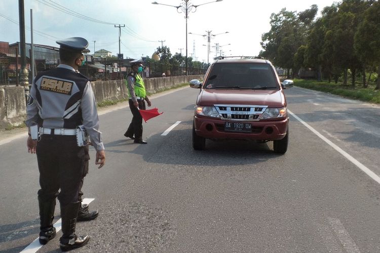 Penyekatan jalan untuk mencegah mobilitas tinggi di Riau.