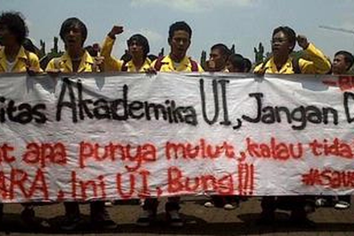 Aksi demontrasi yang digelar mahasiswa UI di Gedung Rektorat UI, Kampus Depok, Jawa Barat, Rabu (14/9/2011), terkait polemik yang terjadi di universitas tersebut.