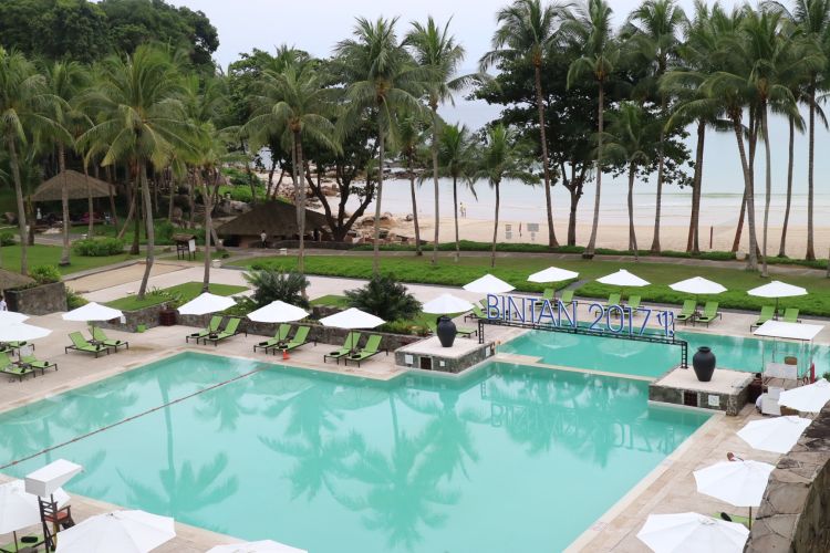 Perubahan Club Med Bintan (2016-2017), mulai terlihat dari fasilitas utamanya. Di depan resort kolam renang dengan sentuhan biru muda yang menyegarkan dikelilingi pepohonan hijau.