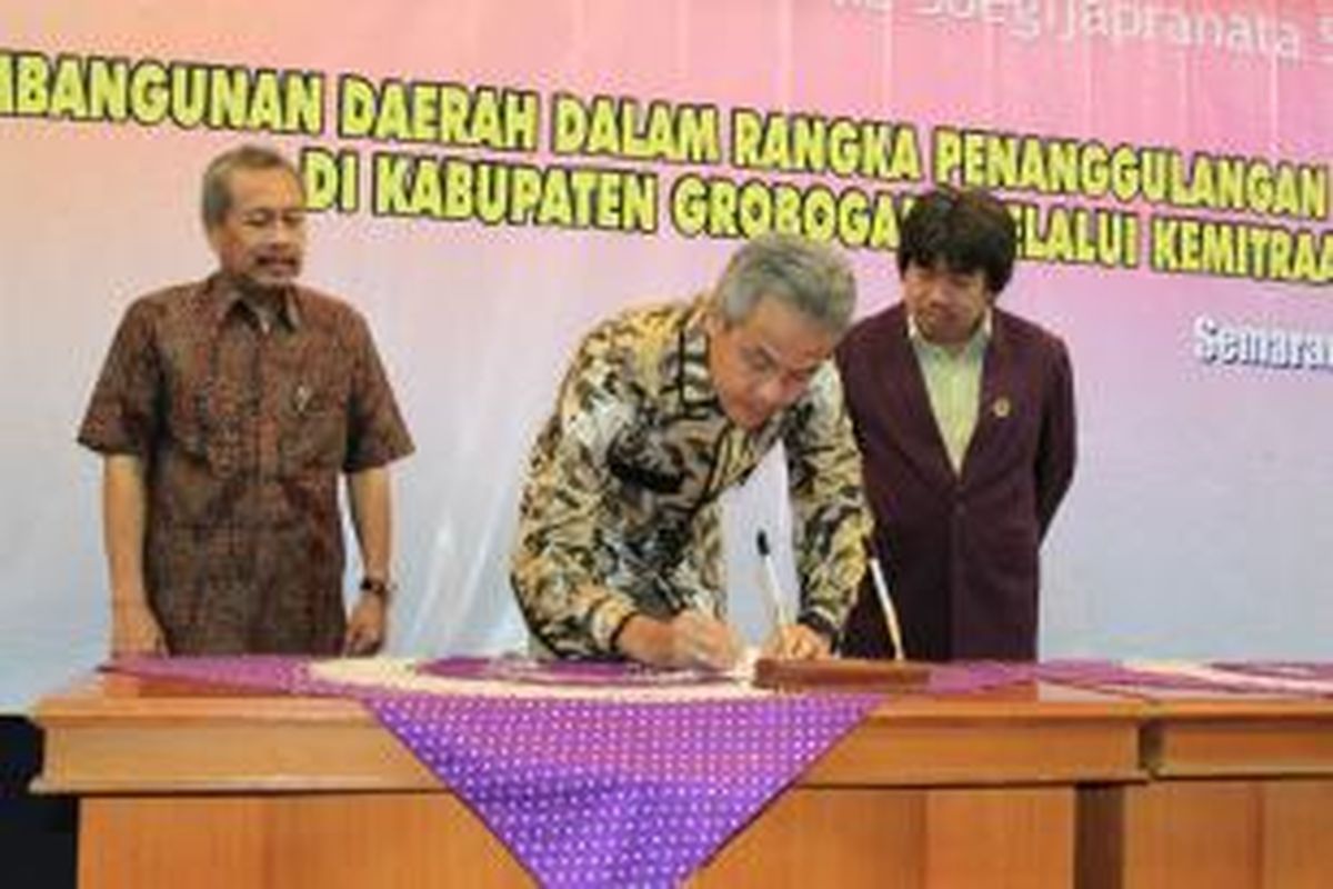 Gubernur Ganjar Pranowo (tengah) meneken Memorandum Kesepahaman (MoU) Kerjasama Pembangunan Daerah Dalam Rangka Penanggulangan Kemiskinan di Jawa Tengah disaksikan Bupati Grobogan Bambang Pujiono (kiri) dan Rektor Unika Soegijapranata Budi Widianarko