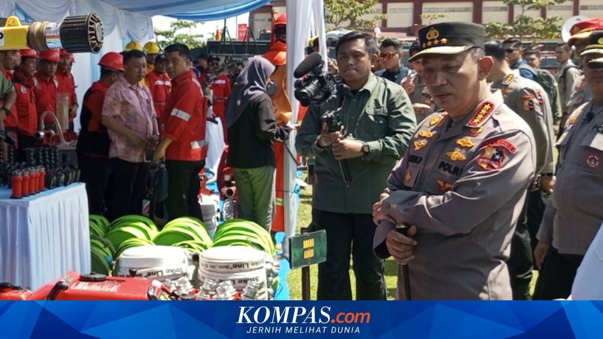 Hadapi Kemarau Panjang, Kapolri Tambah Peralatan Pemadam Karhutla di Riau