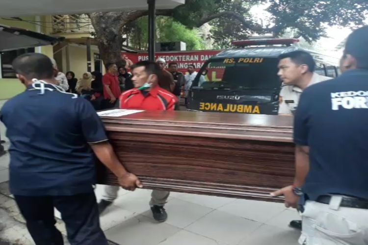 Jenazah warga negara Singapura yang hilang di Pulau Sangiang, Banten, pada 3 November 2019 lalu, diserahkan kepada keluarga korban di Rumah Sakit Polri Kramat Jati, Jakarta Timur, Rabu (4/12/2019).