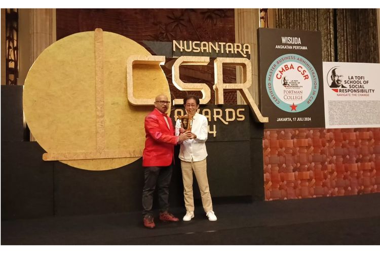 Direktur Sido Muncul Irwan Hidayat saat menerima penghargaan dalam ajang Nusantara CSR Awards 2024. 