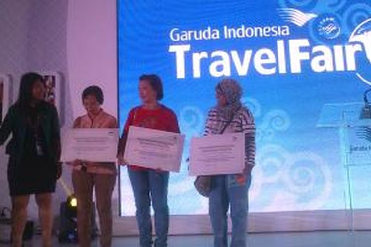 Peserta yang berhasil memenangkan pelelangan tiker Garuda Indonesia, pada acara Garuda Indonesia Travel Fair (GATF) 2014 di Jakarta Covention Center, Jumat (12/9/2014).