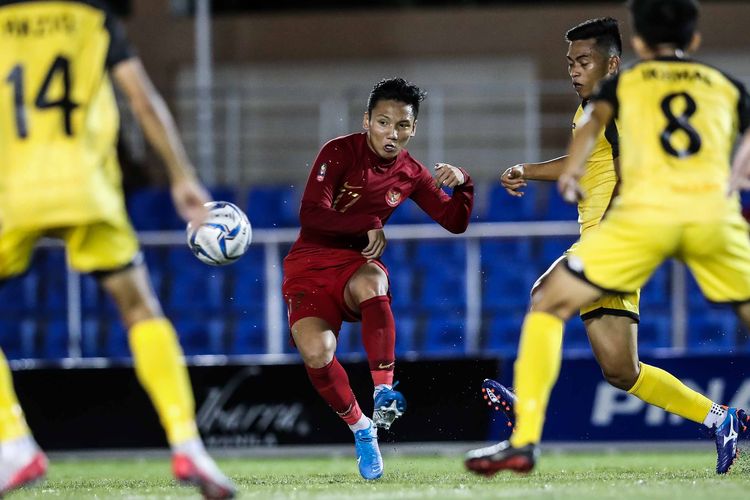 Pemain Timnas U-22 Indonesia, Syahrian Abimanyu beraksi saat melawan pemain Timnas Brunei Darussalam dalam pertandingan Grup B SEA Games 2019 di Stadion Sepak Bola Binan, Laguna, Filipina, Selasa (3/12/2019). Timnas Indonesia menang 8-0 dari Brunei Darussalam.