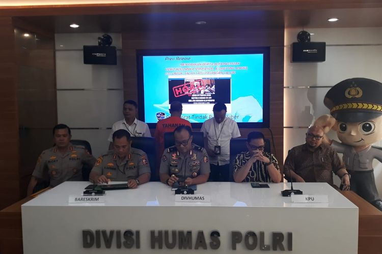 Kasubdit II Direktorat Tindak Pidana Siber Bareskrim Polri Kombes Rickynaldo Chairul (paling kiri) saat konferensi pers di Gedung Humas Mabes Polri, Jakarta Selatan, Senin (17/6/2019).