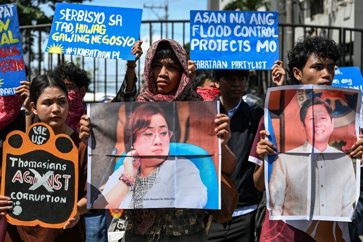 Para demonstran menggelar unjuk rasa antikorupsi di luar Kementerian Pekerjaan Umum dan Jalan Raya Filipina di Manila pada 4 September 2025, di tengah anomali proyek pengendalian banjir dan skema infrastruktur.