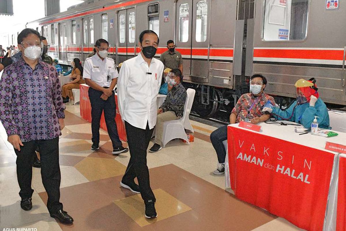 Presiden Joko Widodo meninjau pelaksanaan vaksinasi Covid-19 massal di Stasiun Bogor, Jawa Barat, Kamis (17/6/2021). Vaksinasi kali ini menyasar petugas stasiun, pekerja di stasiun, penumpang KRL serta penumpang kereta api.