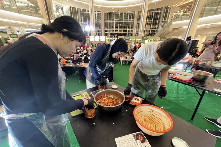 Kompas.com bersama tim sedang belajar membuat kimchi saat acara Jakarta Vegetarian Week 2024.