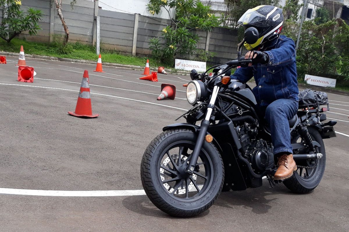 Komunitas Honda Rebel belajar safety riding.