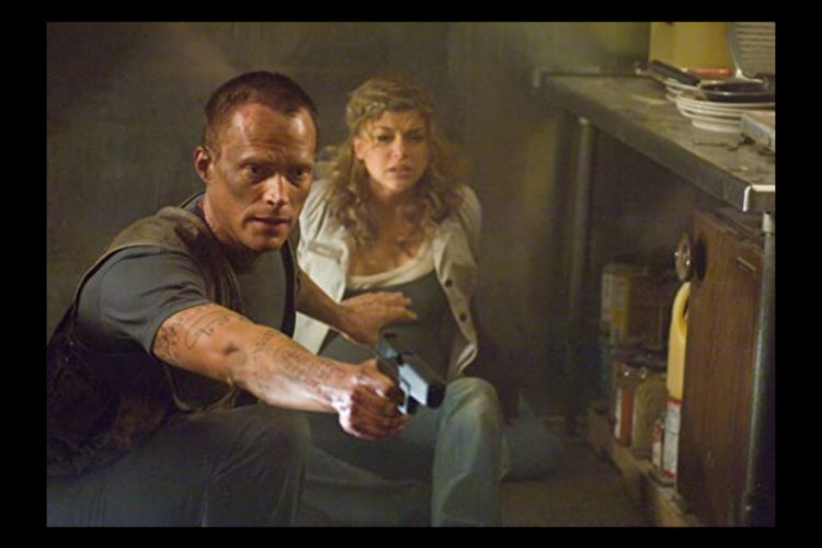 Paul Bettany dan Adrianne Palicki dalam film Legion (2010)