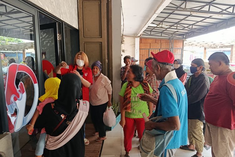 Tak Ada Syarat, Siapa Pun Boleh Makan Gratis di Rumah Makan Damaris Bekasi