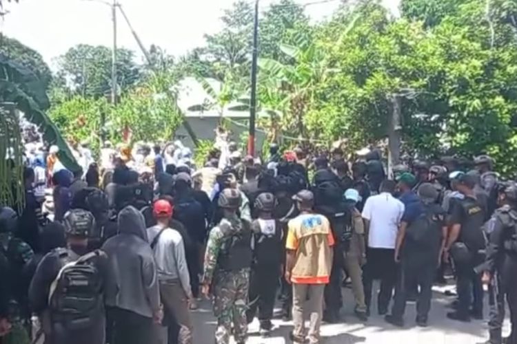 Warga desa Pelauw kecamatan Pulau Haruku, kabuipaten Maluku Tengah menggelar aksi penolakan saat kedatangan ribuan warga Kariuw di desa mereka, Senin (19/12/2022)