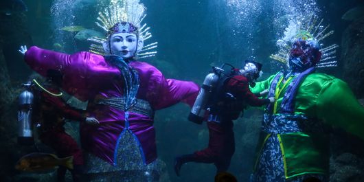 Pengunjung menyaksikan pertunjukan Ondel-ondel Underwater di akuarium Seaworld, Taman Impian Jaya Ancol, Jakarta Utara, Jumat (22/6/2018). Pertunjukkan spesial yang bernama Ondel-ondel Underwater disiapkan Seaworld Ancol dalam rangka memeriahkan HUT DKI Jakarta yang memasuki usia ke-491.