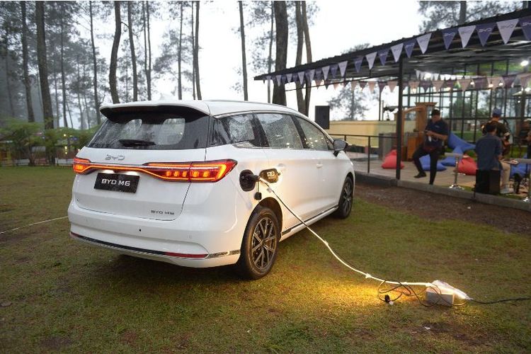 BYD M6 Bisa Jadi Sumber Listrik Berjalan, Aktivitas Outdoor Bareng Keluarga Makin Nyaman Berkat Fitur V2L