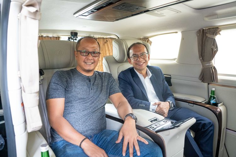 Awak redaksi saat first impression dengan Lexus LM Hybrid 4 seater bersama General Manager Lexus Indonesia, Bansar Maduma (kanan)