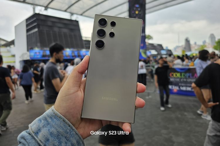 HP Konser Samsung Galaxy S24 Ultra digunakan untuk merekam dan memotret aksi panggung Coldplay yang digelar di Singapore National Stadium, Kallang, Singapura, Selasa (23/1/2024).