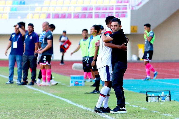 Pelatih Arema FC Javier Roca memetik pemain seusai pertandingan pekan ke-15 Liga 1 2022-2023 melawan Persita Tangerang yang berakhir dengan skor 2-0 di Stadion Manahan Solo, Sabtu (17/12/2022) sore.