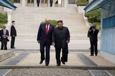 Jejakkan Kaki di Korea Utara, Trump Jabat Tangan Kim Jong Un